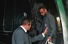 Neymar Jr. steigt in Rio de Janeiro aus einem Bus, begleitet von einem Mitarbeiter.