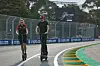 Laura Müller mit Esteban Ocon bei der Streckenerkundung auf E-Rollern in Melbourne.