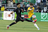 Jorge Sanchez und Connor Metcalfe kämpfen beim MexTour Sendoff Match im Rose Bowl um den Ball.