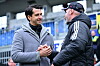 Jonas Boldt und Tim Walter sprechen am Spielfeldrand.