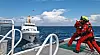 DGzRS-Seenotretter auf HERMANN MARWEDE werfen eine Leine zum Seebäderschiff Funny Girl.