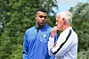 Kylian Mbappé und Didier Deschamps beim Gespräch im Nationalen Fußballzentrum in Clairefontaine.