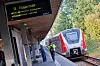 Anzeigetafel „S5 Elbgaustraße“ am Bahnsteig der S-Bahnstation Wilhelmsburg, daneben eine einfahrende S-Bahn.