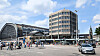 Steintorplatz vor dem südlichen Eingang des Hamburger Hauptbahnhofs mit Fußgängern, Autos und moderner Architektur.