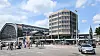 Steintorplatz vor dem südlichen Eingang des Hamburger Hauptbahnhofs mit Fußgängern, Autos und moderner Architektur.