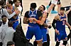 Karl-Anthony Towns umarmt OG Anunoby nach dem Sieg der Knicks in San Antonio.