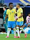 Vinicius Jr. und Raphinha besprechen sich im Brasilien-Trikot.
