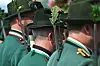 Schützen in grünen Uniformen marschieren beim Neusser Schützenfest in Neuss.
