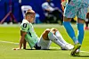 Miro Muheim sitzt nach einem Gegentor im WM-Spiel Schweiz gegen Katar auf dem Rasen.