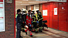 Feuerwehr rettet Mann im Gleisbereich am U-Bahnhof Niendorf Nord in Hamburg.