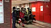 Feuerwehr rettet Mann im Gleisbereich am U-Bahnhof Niendorf Nord in Hamburg.