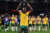 Nestory Irankunda feiert nach Australiens 2:0-Sieg gegen die Türkei vor jubelnden Fans in Vancouver.