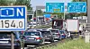 Stau auf der A1 bei Hamburg vor dem Dreieck HH-Norderelbe mit dichtem Verkehr und Autobahnschildern.