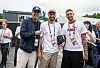 Klopp, Müller und Andrich posieren mit Magenta-TV-Badges vor dem Estadio Banorte in Mexiko-Stadt.