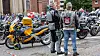 Biker und Motorräder vor der Hauptkirche St. Michaelis in Hamburg beim Motorradgottesdienst.