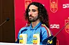 Marc Cucurella spricht am Rednerpult vor roter Sponsorwand im Trainingslager der spanischen Nationalmannschaft.
