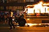 Mann springt neben brennendem gelbem Schulbus bei Knicks-Feier in New York.