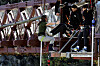 Springerin wird auf der Kawarau Bridge in Queenstown für den Bungee-Sprung vorbereitet.