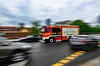 Feuerwehrfahrzeug fährt mit Blaulicht zu einem Einsatz.