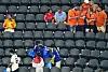 Japanische Fans räumen nach dem WM-Spiel Müll in den leeren Sitzreihen des Stadions auf.