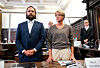 Christina Block und Ingo Bott im Saal des Landgerichts Hamburg, Gerhard Delling steht im Hintergrund.