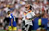 Leroy Sané im Deutschland-Trikot blickt im WM-Spiel gegen Curaçao nach oben, Zuschauer unscharf im Hintergrund.