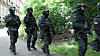 Schwer bewaffnete Polizisten sichern den Schulweg im Helmsweg in Hamburg-Harburg nach gemeldeten Schüssen.