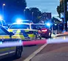 Polizisten und Streifenwagen hinter Absperrband in Göttingen, Blaulicht auf einer gesperrten Straße.