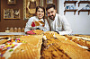 Layly und Arash Sultani verkaufen „Stroopwaffeln“ in Hamburg.