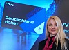 Anna-Theresa Korbutt vor einer hvv-Projektion zum Deutschlandticket im Rathaus.