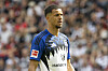 Robert Glatzel im HSV-Trikot vor unscharfem Stadionhintergrund in Frankfurt.