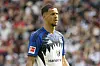 Robert Glatzel im HSV-Trikot vor unscharfem Stadionhintergrund in Frankfurt.