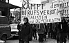 Demonstranten mit Transparent gegen Berufsverbot und für Sozialisten und Demokraten in Bochum