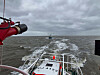 DGzRS-Seenotrettungskreuzer schleppt Krabbenkutter auf der Nordsee von einer Sandbank.
