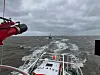 DGzRS-Seenotrettungskreuzer schleppt Krabbenkutter auf der Nordsee von einer Sandbank.