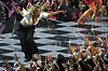 Doja Cat singt auf der Bühne der MTV Video Music Awards vor ausstreckten Händen des Publikums.