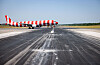 Condor-Flugzeug landet auf Hamburger Flughafen vor gesperrter Startbahn mit Sanierungsarbeiten.