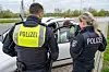 Polizisten kontrollieren auf dem Parkplatz Peenetal einen Autofahrer an der A20.