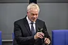 Alois Rainer spricht am Rednerpult im Bundestag vor blauen Sitzen.