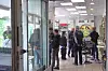 Polizei und Zoll kontrollieren einen Barber-Shop mit Stühlen und Kundenbereich in Bergedorf.