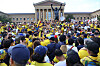 Ecuadorianische Fans in gelben Trikots feiern an den Rocky Steps in Philadelphia mit Fahnen.