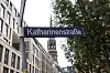 Straßenschild Katharinenstraße vor Gebäuden und Kirchturm in Hamburg.