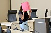 Angeklagte betritt verdeckt den Saal des Landgerichts zur Fortsetzung des Mordprozesses im Fall Fabian.