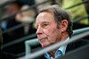 Berti Vogts schaut beim Handball-EM-Halbfinale in der Kölner Lanxess Arena aufmerksam aufs Spielfeld.