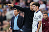 Thomas Tuchel weist Tino Livramento in Villa Park vor der Einwechslung an.