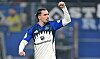 Rayan Philippe vom HSV jubelt mit erhobener Faust vor blauem Stadionhintergrund.