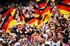 Deutschlandfans schwenken im NRG Stadium schwarz-rot-goldene Fahnen während des Spiels gegen Curaçao.