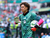 Guillermo Ochoa wärmt sich im Mexico City Stadium mit Ball und Torwarthandschuhen auf.