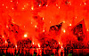 FC-Bayern-Fans zünden im Berliner Stadion Pyrotechnik, die Ränge leuchten rot.