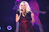 Samantha Fox singt mit Mikrofon auf der Bühne beim Silvester-Schlagerbooom im BMW Park in München.